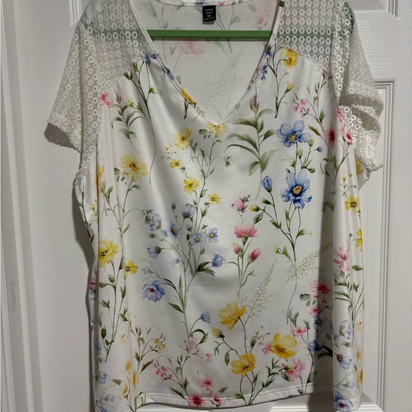 SHEIN Tops - White Floral V-Neck Lace Sleeve Blouse